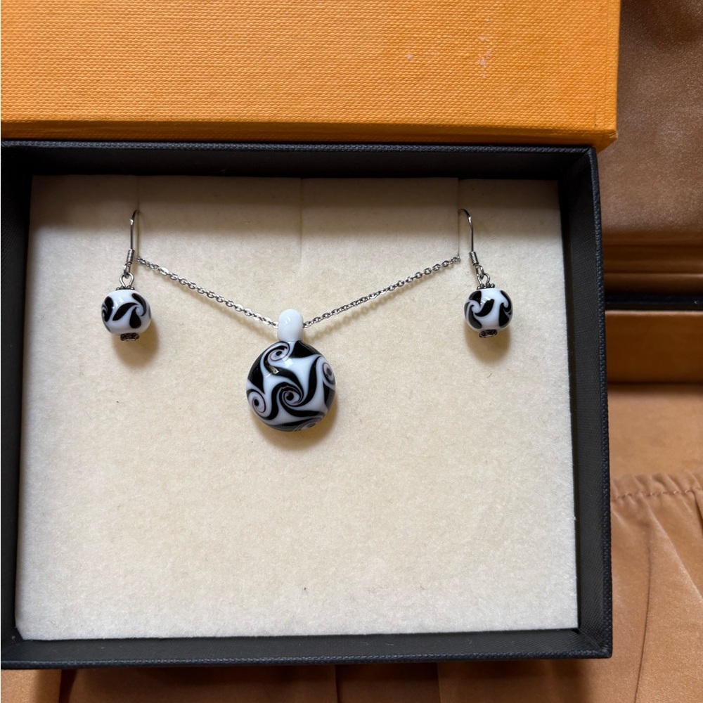 Elegant Venetian Glass Jewelry set Black and White Swirl